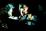 Die völlig betrunkene Corabeth (Ronnie Claire Edwards, r.) nimmt ihre Tochter Aimée (Rachel Longaker, l.) und Elizabeth Walton (Kami Cotler, M.) nachts im Auto mit ... Die völlig betrunkene Corabeth (Ronnie Claire Edwards, r.) nimmt ihre Tochter Aimée (Rachel Longaker, l.) und Elizabeth Walton (Kami Cotler, M.) nachts im Auto mit ...