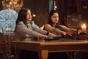 Maggie (Sarah Jeffery, l.); Mel (Melonie Diaz, r.)
