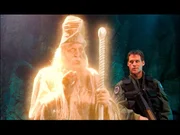 Pl&ouml;tzlich erscheint eine Projektion des alten Merlin neben Lt. Col. Mitchell (Ben Browder, re.)...