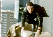 ARD  MINORITY REPORT (minority report), USA 2002, Regie Steven Spielberg, am Dienstag (28.12.10) um 23:45 Uhr im Ersten. Auf der Flucht: Polizist John Anderton (Tom Cruise).