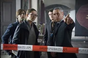 Kommissarin Meier (Iris B&ouml;hm, 2.v.l.) und ihr Assistent Fux (Tim Sander, l.) lassen sich von Bender (Ralph Herforth, r.), dem Sicherheitschef des Hotels, den Tathergang schildern.