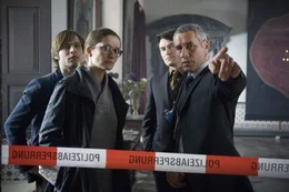 Kommissarin Meier (Iris B&ouml;hm, 2.v.l.) und ihr Assistent Fux (Tim Sander, l.) lassen sich von Bender (Ralph Herforth, r.), dem Sicherheitschef des Hotels, den Tathergang schildern.