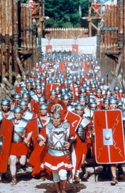 Heeresf&uuml;hrer Caius Bonus (Jean-Pierre Castaldi, mi.) f&uuml;hrt seine Kohorte in den Kampf gegen die Gallier &ndash; und ahnt schon, dass dies nicht gut ausgehen wird.