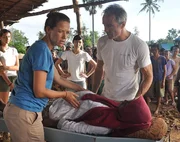 Unter &auml;u&szlig;erst widrigen Umst&auml;nden und mit mageren Mitteln bem&uuml;hen sich Sophie (Alexandra Neldel, l.) und Dr. Kreusler (Hannes Jaenicke, r.) um die im indonesischen Erdbebengebiet teils schwerverletzten Menschen. Da bedroht erneut ein schweres Nachbeben die Region ...