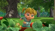Eleanor betrachtet die reifen Erdbeeren stolz! Sieht ganz so aus, als w&uuml;rde der Schulgarten richtig gut anlaufen.