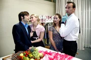 Hannah (Laura Osswald, 2.v.r.) und Hugo (Hubertus Regout, r.) sind erleichtert, als der neugierige Bruno (Tim Sander, l.) von Kim (Lara-Isabelle Rentinck, 2.v.l.) abgelenkt wird.
