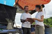 Heimlich versucht Sophie (Alexandra Neldel, r.) an Informationen &uuml;ber Dr. Matthias Kreusler zu kommen. Kann Steven (Byron Gibson, l.) ihr helfen, ihn der Veruntreuung von Spendengeldern und Medikamenten zu &uuml;berf&uuml;hren?