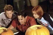 (v.l.n.r.) Oz (Seth Green), Xander (Nicholas Brendon) und Willow (Alyson Hannigan) inspizieren ihre Halloween-K&uuml;rbisse.