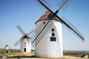 Windmühlen von Kastilien-La Mancha, dem Weinkeller Spaniens Windmühlen von Kastilien-La Mancha, dem Weinkeller Spaniens