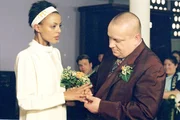 Wilhelmina (Dennenesch Zoude) und Armin (Udo Kroschwald) tauschen die Ringe. Wilhelmina (Dennenesch Zoude) und Armin (Udo Kroschwald) tauschen die Ringe.