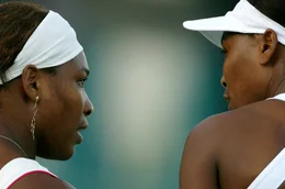 Venus (re.) und Serena (li.) Williams am 22. Juni 2010 in Wimbledon: Zusammen brachen sie viele Jahre lang s&auml;mtliche Rekorde.