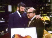 Bertie Hastings (Sorrell Booke, re.) hat herausgefunden, dass sein Partner Oliver Brandt (Theodore Bikel) Gelder veruntreut. Er stellt Oliver zur Rede.