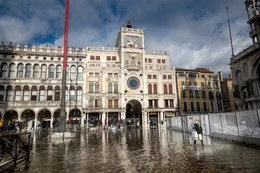 Der &uuml;berflutete Markusplatz in Venedig w&auml;hrend des winterlichen Hochwassers: Die Venezianerinnen und Venezianer f&uuml;rchten, ihre Stadt k&ouml;nnte im Zuge des Klimawandels verschwinden.