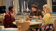 L-R: Raj Koothrappali (Kunal Nayyar), Howard (Simon Helberg), Bernadette (Melissa Rauch)