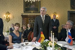 Der russische Energieminister Sokurov (Gojko Mitic, M.) er&ouml;ffnet die internationale Energiekonferenz im Schlosshotel.