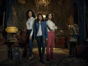 (v.l.n.r.) Macy Vaughn (Madeleine Mantock); Mel Vera (Melonie Diaz); Maggie Vera (Sarah Jeffery)