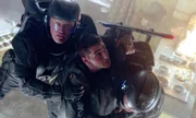 "Minority Report", Washington D.C., 2054. John Anderton leitet Pre-Crime, eine Spezialabteilung f&uuml;r Verhinderung noch nicht begangener Delikte. Mit Hilfe hellseherischer F&auml;higkeiten dreier Pre-Cogs sp&uuml;rt er zuk&uuml;nftigen Verbrechern nach. Obwohl die Kriminalit&auml;tsrate drastisch sinkt, steht das erfolgreiche Programm unter heftiger Kritik des Justizbeamten Danni Witwer. Pl&ouml;tzlich wird Anderton selbst als potenzieller M&ouml;rder identifiziert. Von seinem eigenen System gejagt, tritt er eine schier aussichtslose Flucht an.Im Bild (v.li.): Neal McDonough, Tom Cruise.  SENDUNG: ORF eins - DO - 11.07.2019 - 00:25 UHR. - Veroeffentlichung fuer Pressezwecke honorarfrei ausschliesslich im Zusammenhang mit oben genannter Sendung oder Veranstaltung des ORF bei Urhebernennung.