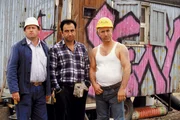 Horst (Willi Thomczyk,l.), Kalle (Ralf Richter,r.) und K&uuml;mmel (Hilmi S&ouml;zer) arbeiten f&uuml;r ihre Chefin Gerda Wiesenkamp auf einer Baustelle.