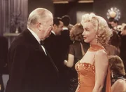 Das Alter von Sir Francis Beekman (Charles Coburn, r.) spielt f&uuml;r Lorelei (Marilyn Monroe, l.) keine gro&szlig;e Rolle, solange das Finanzielle stimmt ...