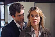 Als David (Florian Stetter, l.) Greta bei einem Autounfall das Leben rettet, ist das anscheinend ein weiterer Beweis daf&uuml;r, dass sich Christiane (Barbara Rudnik, r.) alles nur einbildet. Oder hat sie doch Recht und das Ganze ist Teil eines perfiden Racheplans, der in Christianes und Gretas Vergangenheit seinen Ursprung hat?