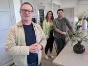 v.l.: Mark Millar, Shereen und Ryan in ihrer Luxusimmobilie in Schottland.