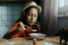 Da ihre Mutter verschlafen hat, macht sich Toni (Blanca Sveva Keune) ihr Fr&uuml;hst&uuml;ck selbst.
