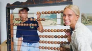 Abakus und Schiefertafeln &ETH; Lisa und Lena erleben Unterricht wie zu Urgro&szlig;mutters Zeiten