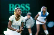 Venus (re.) und Serena (li.) Williams im Doppel beim Turnier in Miami 1998: Die beiden forderten mit ihrer jugendlichen Frische und ihrem spr&uuml;henden Selbstvertrauen das System heraus.