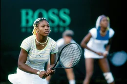 Venus (re.) und Serena (li.) Williams im Doppel beim Turnier in Miami 1998: Die beiden forderten mit ihrer jugendlichen Frische und ihrem spr&uuml;henden Selbstvertrauen das System heraus.