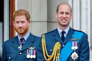 Harry (li.) und William (re.) im Sommer 2008: Das Recht des Erstgeborenen ist unumst&ouml;&szlig;lich. Harry ist die &bdquo;Reserve&ldquo;, William der Thronfolger.