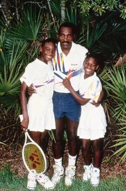 1992: Serena Williams (re.) mit ihrer Schwester Venus (li.) und Vater Richard in einem Tenniscamp in Florida