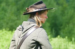 Sch&auml;ferin Angela Dornis l&auml;sst ihre Schafe im Treene-Quellgebiet weiden.