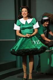 Als der Regisseur eines Musicals auf Frankie (Patricia Heaton) aufmerksam wird, bietet er ihr eine Rolle darin an. Da sie so ihr Talent beweisen kann und ihre Tochter ebenfalls mitspielen darf, stimmt Frankie zu. Brick muss sich unterdessen mit seinem sonderbaren Onkel Rusty herumschlagen. Als der Regisseur eines Musicals auf Frankie (Patricia Heaton) aufmerksam wird, bietet er ihr eine Rolle darin an. Da sie so ihr Talent beweisen kann und ihre Tochter ebenfalls mitspielen darf, stimmt Frankie zu. Brick muss sich unterdessen mit seinem sonderbaren Onkel Rusty herumschlagen.