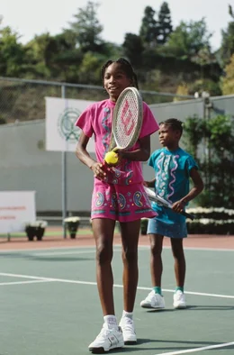 Venus und Serena Williams bei einem Showmatch am 6. Oktober 1990: Gemeinsam erk&auml;mpften sie sich ihren Platz in einem sehr &bdquo;wei&szlig;en&ldquo; Sport.