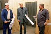 Mittels einiger gravierender Korrekturen gelingt es K&uuml;mmel (Hilmi S&ouml;zer, l.) und den anderen, ihrem Chef Werner Wiesenkamp (Dietmar B&auml;r, r.) und dem Architekten (Stefan J&uuml;rgens, M.) eine exakte Umsetzung der Pl&auml;ne weiszumachen ...