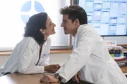 Ben (Philipp Danne,,r.) und Leyla (Sanam Afrashteh, l.) sind gut gelaunt im JTK. Doch bald steht der Abschied von Ben f&uuml;r die Hospitanz im Ausland an.