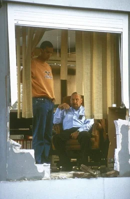 Sitzen im selben Zug: der halbseidene Gesch&auml;ftsmann Kampmann (Diether Krebs, r.) und sein Sohn Mark (Christian Kahrmann, l.) ...