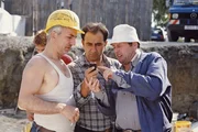 Horst (Willi Thomczyk,r.), Kalle (Ralf Richter,l.) und K&uuml;mmel (Hilmi S&ouml;zer) nehmen es mit den Bauvorschriften nicht immer ganz so genau.