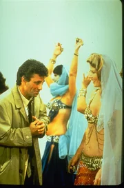 Columbo (Peter Falk), der kultige Inspektor mit Glasauge, Trenchcoat und schr&auml;ger K&ouml;rperhaltung, bei seinen Recherchen.