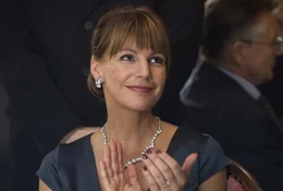 Katja Klimova (Sophie Sch&uuml;tt) unterst&uuml;tzt das Anliegen des russischen Energieministers Sokurov, der die Tagung zum Anlass nehmen will, um das russische Energiewesen zu liberalisieren.