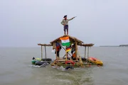 Mit dem Floss unterwegs auf dem Fluss Brahmaputra.