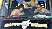 Ben (Tom Beck, l.) und Semir (Erdogan Atalay) verfolgen Hakan in einem D&ouml;nermobil und versauen dabei dem Innenminister die feierliche Einweihung eines Autobahnabschnittes.