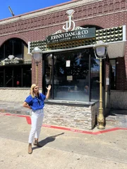Mariana Van Zeller steht vor Johnny Dang & Co. (National Geographic)