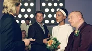 Wilhelmina (Dennenesch Zoude) und Armin (Udo Kroschwald) lassen sich von Johnny (Sascha Gluth) trauen. Patrick Lindner wird als prominenter Gast auf der Hochzeit singen. Wilhelmina (Dennenesch Zoude) und Armin (Udo Kroschwald) lassen sich von Johnny (Sascha Gluth) trauen. Patrick Lindner wird als prominenter Gast auf der Hochzeit singen.