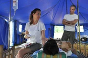 Sophie (Alexandra Neldel, l.) ist schockiert von den mageren Mitteln, die den &Auml;rzten dort zur Erstversorgung der verletzten Menschen zur Verf&uuml;gung stehen. Als sie den Chirurgen Matthias Kreusler (Hannes Jaenicke, r.) deshalb zur Rede stellen will, ersch&uuml;ttert ein schweres Nachbeben die Region ...