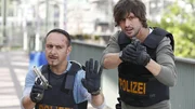 Semir (Erdogan Atalay, l.) und Ben (Tom Beck) konnten Sch&auml;ffer zwar in die Enge treiben, doch nun droht er ihnen mit einer Handgranate...