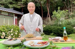 &Auml;btissin Wookwan Sunim bereitet im Garten des Gameunsa-Tempels einen Wurzelsalat zu.