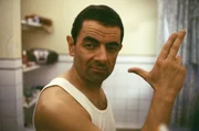Nachdem bei einem Anschlag alle englischen Geheimagenten get&ouml;tet wurden, bleibt nur noch der unerfahrene und etwas trottelige M&ouml;chtegern-Agent Johnny English (Rowan Atkinson) &uuml;brig. Er soll die britischen Kronjuwelen sch&uuml;tzen, das British Empire retten und ein paar b&ouml;se Buben dingfest machen ...