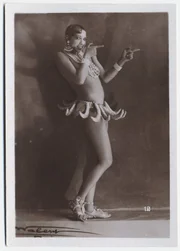 Bis ans Ende ihres Lebens nutzte Josephine Baker ihre Ber&uuml;hmtheit, um f&uuml;r ihre Ideale zu k&auml;mpfen. Die Dokumentation zeigt die Entwicklung von der T&auml;nzerin im Bananenr&ouml;ckchen hin zu einer politischen Figur.