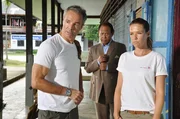 Als Sophie (Alexandra Neldel, r.) zuf&auml;llig beobachtet, wie sich Dr. Kreusler (Hannes Jaenicke, l.) mit dem Chef der Rebellen (Vithaya Pansrigarn, M.) trifft, l&auml;uten bei ihr alle Alarmglocken. Kann sie ihrem Kollegen noch vertrauen?